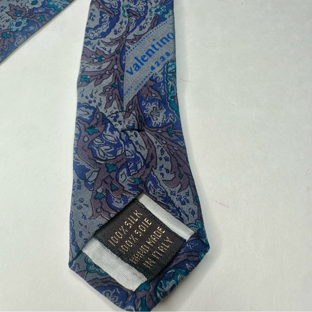 Vintage VALENTINO CRAVATTE Authentic Blue Purple Paisley Classic Silk Tie 3.25” - Picture 4 of 8